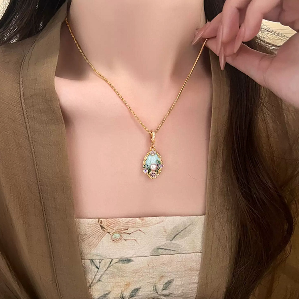 Elegant Floral Pearl Pendant Necklace