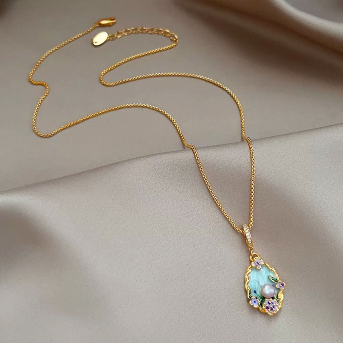 Elegant Floral Pearl Pendant Necklace