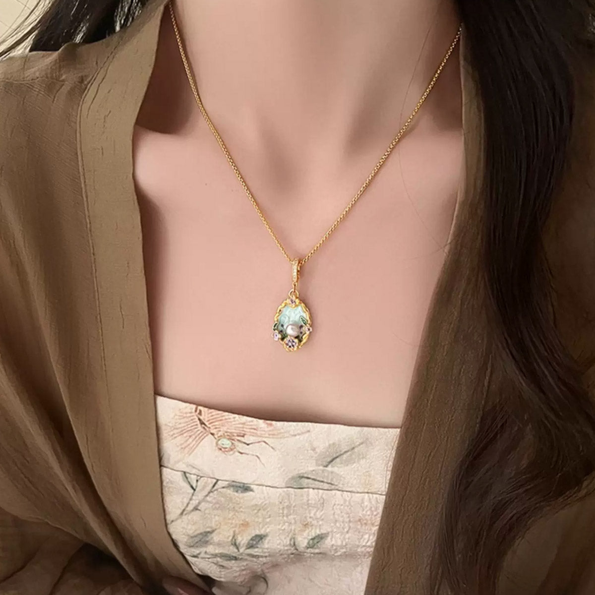 Elegant Floral Pearl Pendant Necklace