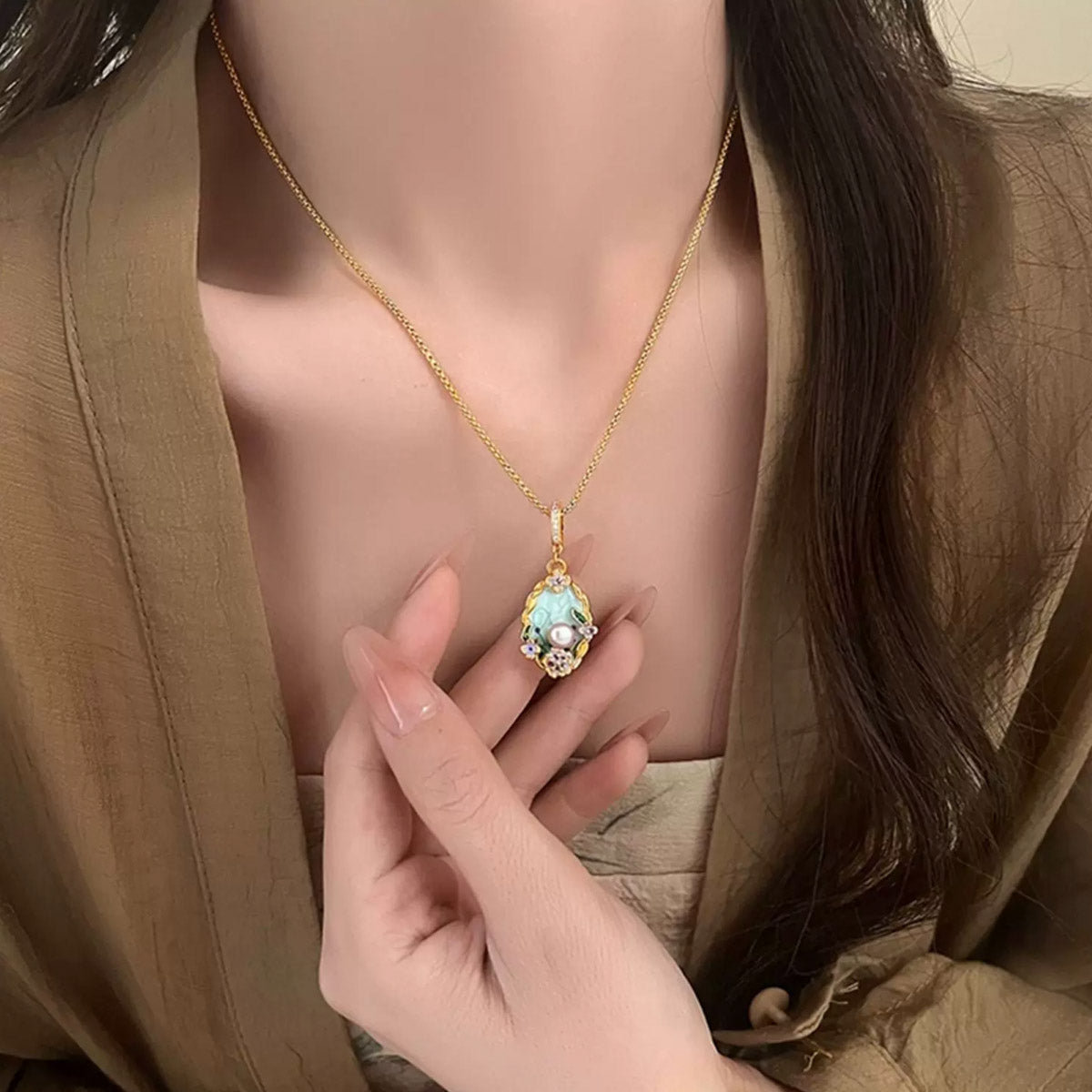 Elegant Floral Pearl Pendant Necklace