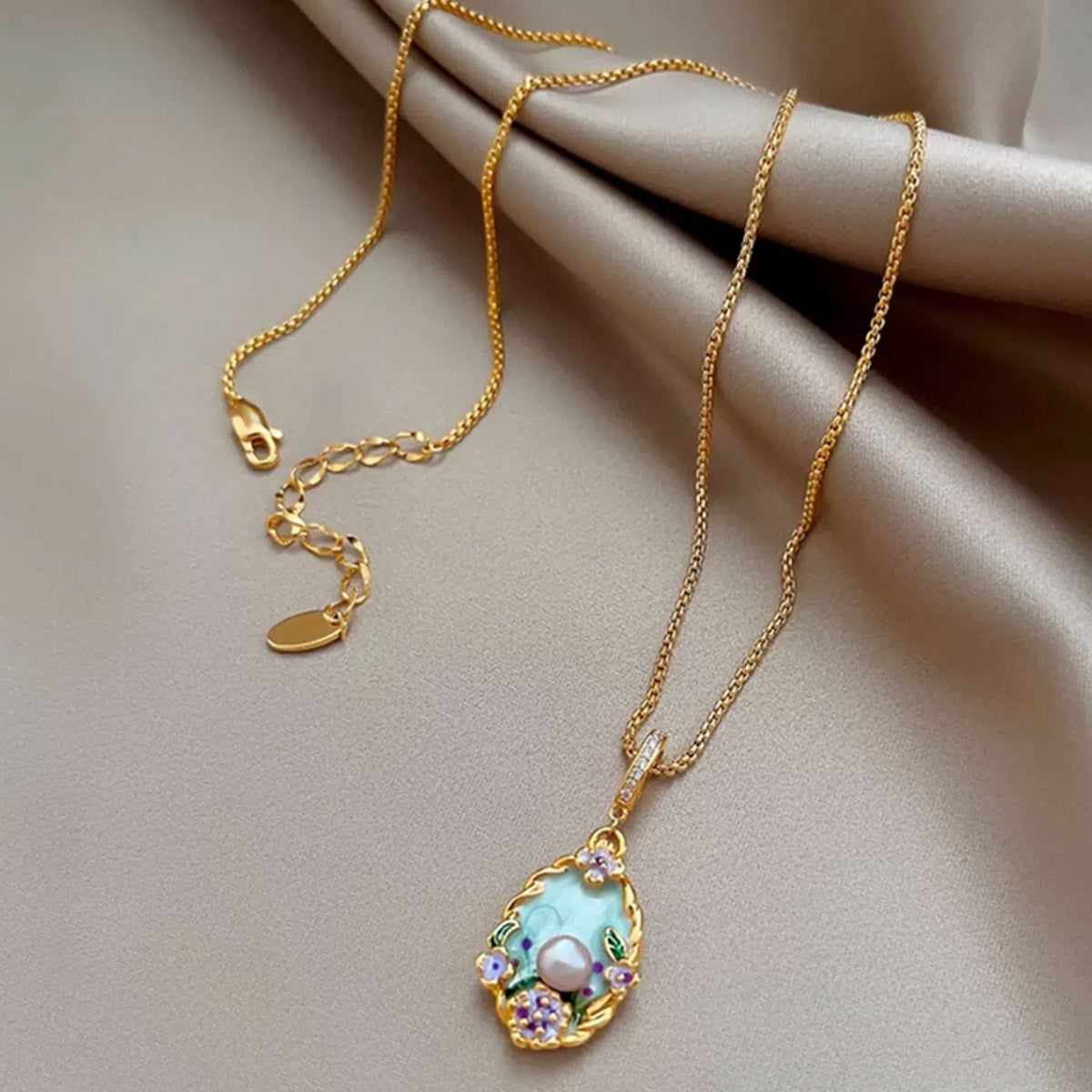 Elegant Floral Pearl Pendant Necklace